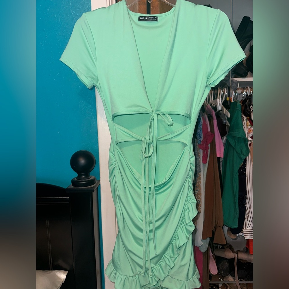 Elegant Green Cut-Out Dress